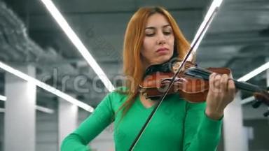 漂亮的女士正在专业地拉小提琴